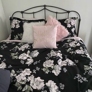 Pottery barn queen size bedding